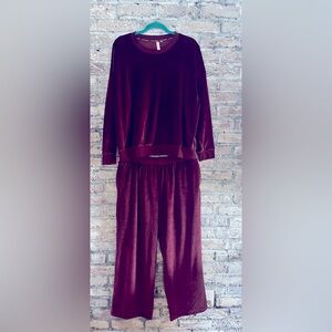 Burgundy Velvet Lounge Set with front pockets so soft, in excellent condition☃️🔥